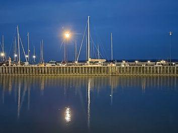 Porównanie zdjęć w trybie auto i w trybie nocnym