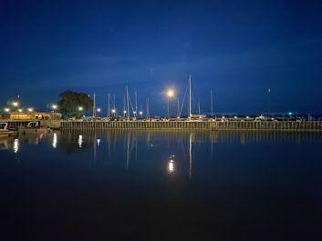 Porównanie zdjęć w trybie auto i w trybie nocnym