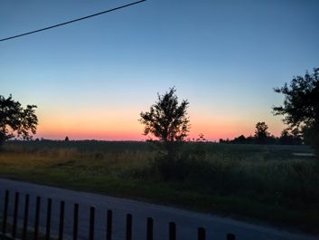 Porówanie zdjeć z zastosowaniem trybu automatycznego i trybu nocnego