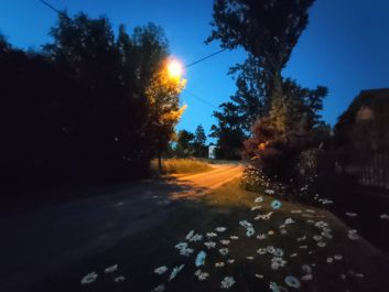 Porówanie zdjeć z zastosowaniem trybu automatycznego i trybu nocnego