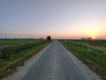 Porównanie zdjęć z wykorzystaniem aparatu szerokokątnego i głównego