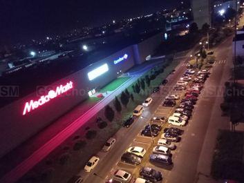 Porównanie zdjęć nocnych: tryb auto i tryb Ultra Night