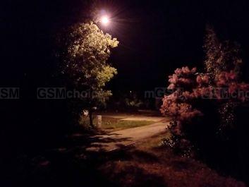 Porównanie zdjęć nocnych: tryb auto i tryb Ultra Night