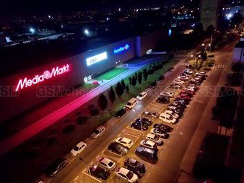 Porównanie zdjęć nocnych: tryb auto i tryb Ultra Night