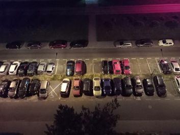 Porównanie zdjęć nocnych: tryb auto i tryb Ultra Night