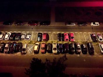 Porównanie zdjęć nocnych: tryb auto i tryb Ultra Night