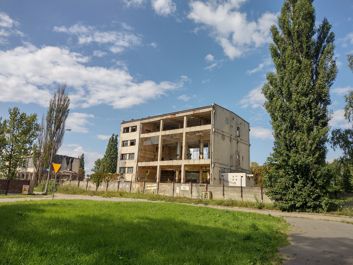Aparat główny i to samo ujęcie z aparatu ultraszerokokątnego