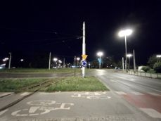 Zdjęcia nocne: tryb auto, tryb nocny, szeroki kąt
