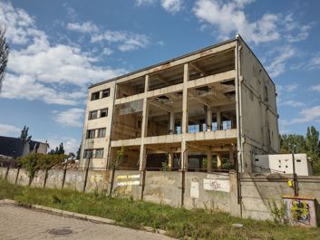 Aparat główny i to samo ujęcie z aparatu ultraszerokokątnego