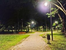 Zdjęcia nocne: tryb auto, tryb nocny, szeroki kąt