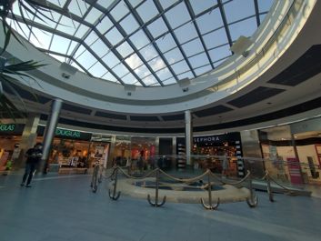 Aparat główny i to samo ujęcie z aparatu ultraszerokokątnego