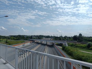 Porównanie zdjęć wykonanych aparatem głównym i ultraszerokokątnym