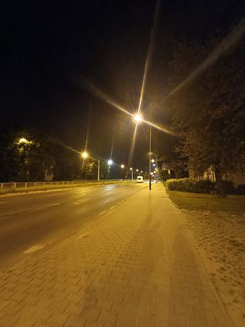 Porównanie zdjęć wykonanych aparatem głównym i ultraszerokokątnym