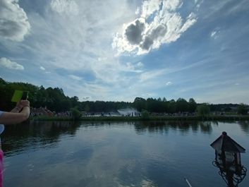 Porównanie zdjęć wykonanych aparatem głównym i ultraszerokokątnym