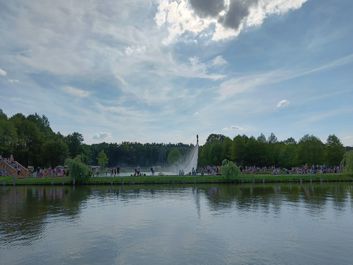 Porównanie zdjęć wykonanych aparatem głównym i ultraszerokokątnym