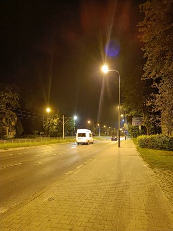 Porównanie zdjęć wykonanych aparatem głównym i ultraszerokokątnym