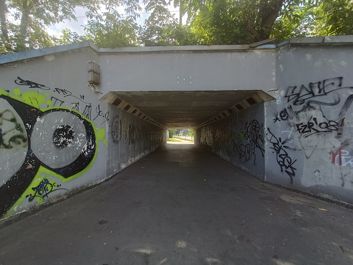 Porównanie zdjęć wykonanych aparatem głównym i ultraszerokokątnym