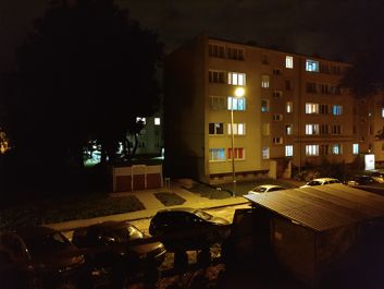 Porównanie zdjęć w trybie auto i w trybie nocnym