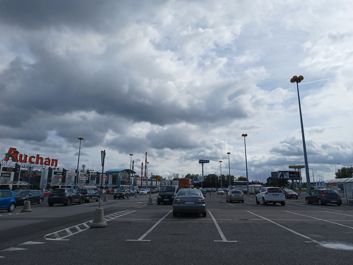 Porónanie zdjęć wykonanych aparatem głównym i ultraszerokokątnym