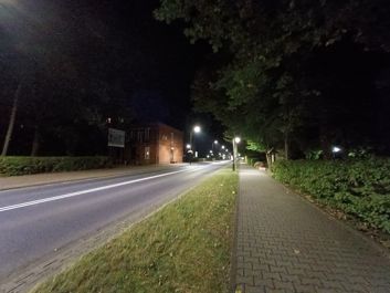 Porónanie zdjęć wykonanych aparatem głównym i ultraszerokokątnym