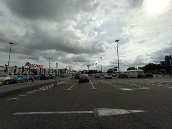 Porónanie zdjęć wykonanych aparatem głównym i ultraszerokokątnym