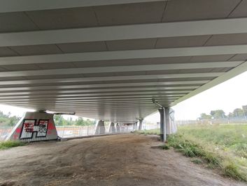 Porónanie zdjęć wykonanych aparatem głównym i ultraszerokokątnym