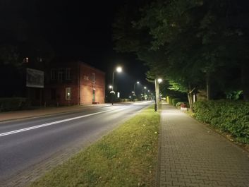 Porónanie zdjęć wykonanych aparatem głównym i ultraszerokokątnym