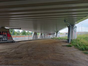 Porónanie zdjęć wykonanych aparatem głównym i ultraszerokokątnym