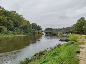 Porównanie zdjęć z głównego i ultraszerokokątnego aparatu