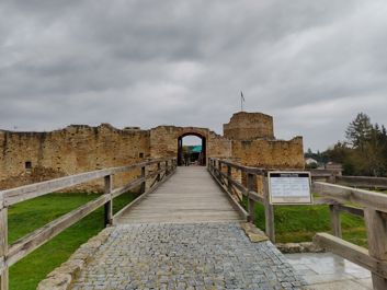 Porównanie zdjęć z głównego i ultraszerokokątnego aparatu