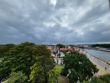 Obiektyw główny a szerokokątny (dolny rząd)