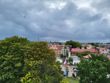 Obiektyw główny a szerokokątny (dolny rząd)