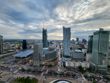 Obiektyw główny a szerokokątny (dolny rząd)
