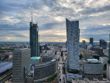 Obiektyw główny a szerokokątny (dolny rząd)