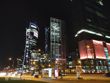 Zdjęcia nocne: automat u góry, tryb nocny na dole