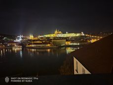 Szeroki kąt, obiektyw główny, zoom 2x za dnia i w nocy