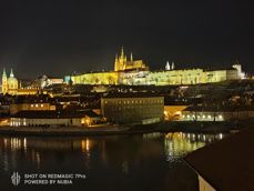Szeroki kąt, obiektyw główny, zoom 2x za dnia i w nocy