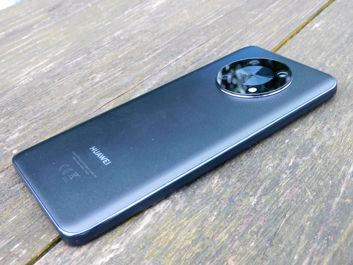 Huawei Nova Y90 - boczne krawędzie