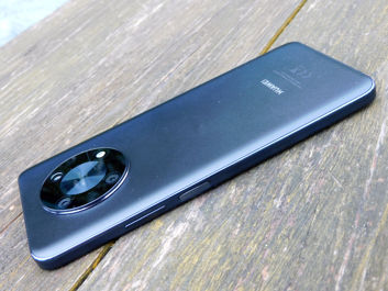 Huawei Nova Y90 - boczne krawędzie