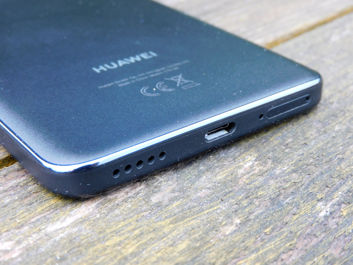 Huawei Nova Y90 - górna i dolna krawędź