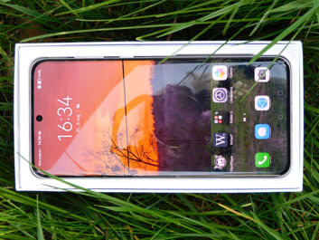 Huawei P60 Pro w pudełku z ładowarką i przewodem USB