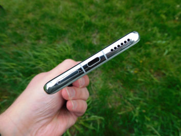 Huawei P60 Pro - górna i dolna krawędź