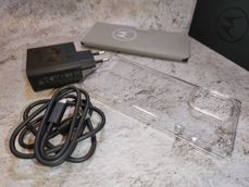 Ładowarka i fabryczny pokrowiec Ładowarka i fabryczny pokrowiec