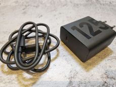 Ładowarka i fabryczny pokrowiec Ładowarka i fabryczny pokrowiec