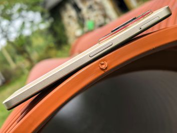 Nubia Focus Pro 5G - przyciski, gniazda, mikrofony, głośnik Nubia Focus Pro 5G - przyciski, gniazda, mikrofony, głośnik