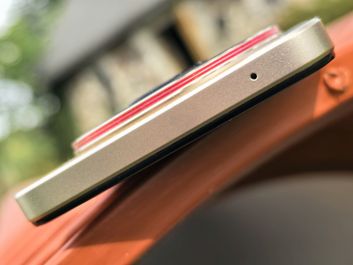 Nubia Focus Pro 5G - przyciski, gniazda, mikrofony, głośnik Nubia Focus Pro 5G - przyciski, gniazda, mikrofony, głośnik