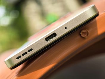 Nubia Focus Pro 5G - przyciski, gniazda, mikrofony, głośnik Nubia Focus Pro 5G - przyciski, gniazda, mikrofony, głośnik