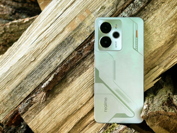 Realme 14 5G - obudowa jest srebrna, ale odbija kolory