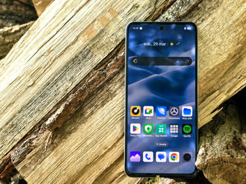 Realme 14 5G - obudowa jest srebrna, ale odbija kolory