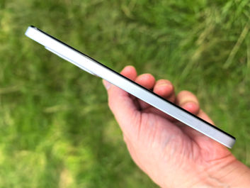 Realme 14 5G - boczna krawędź z pomarańczowym przyciskiem Power